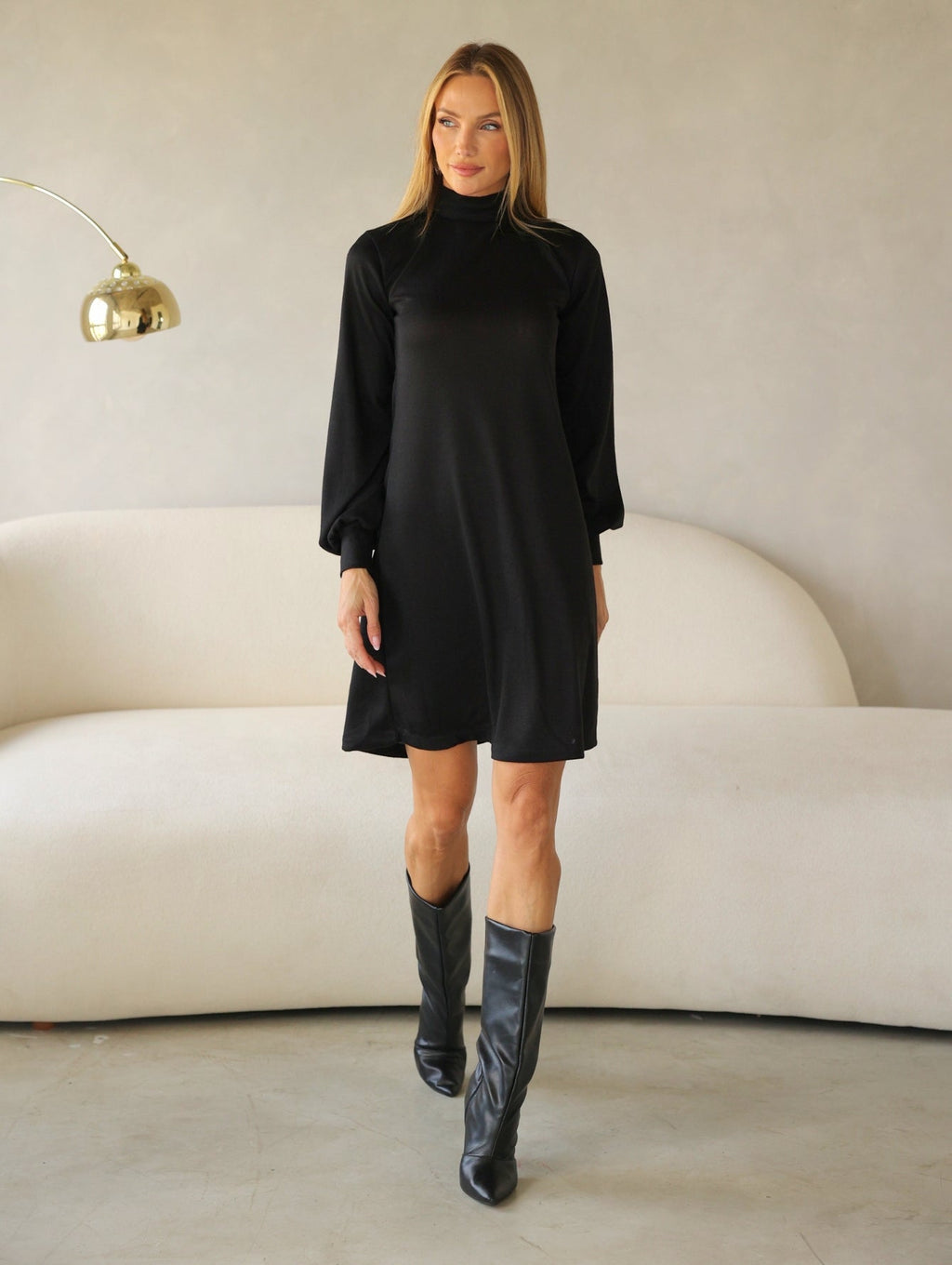Vestido Lupita — Lanzinha Manga Longa com Gola Alta | Elegância que Veste Bem o Dia Todo