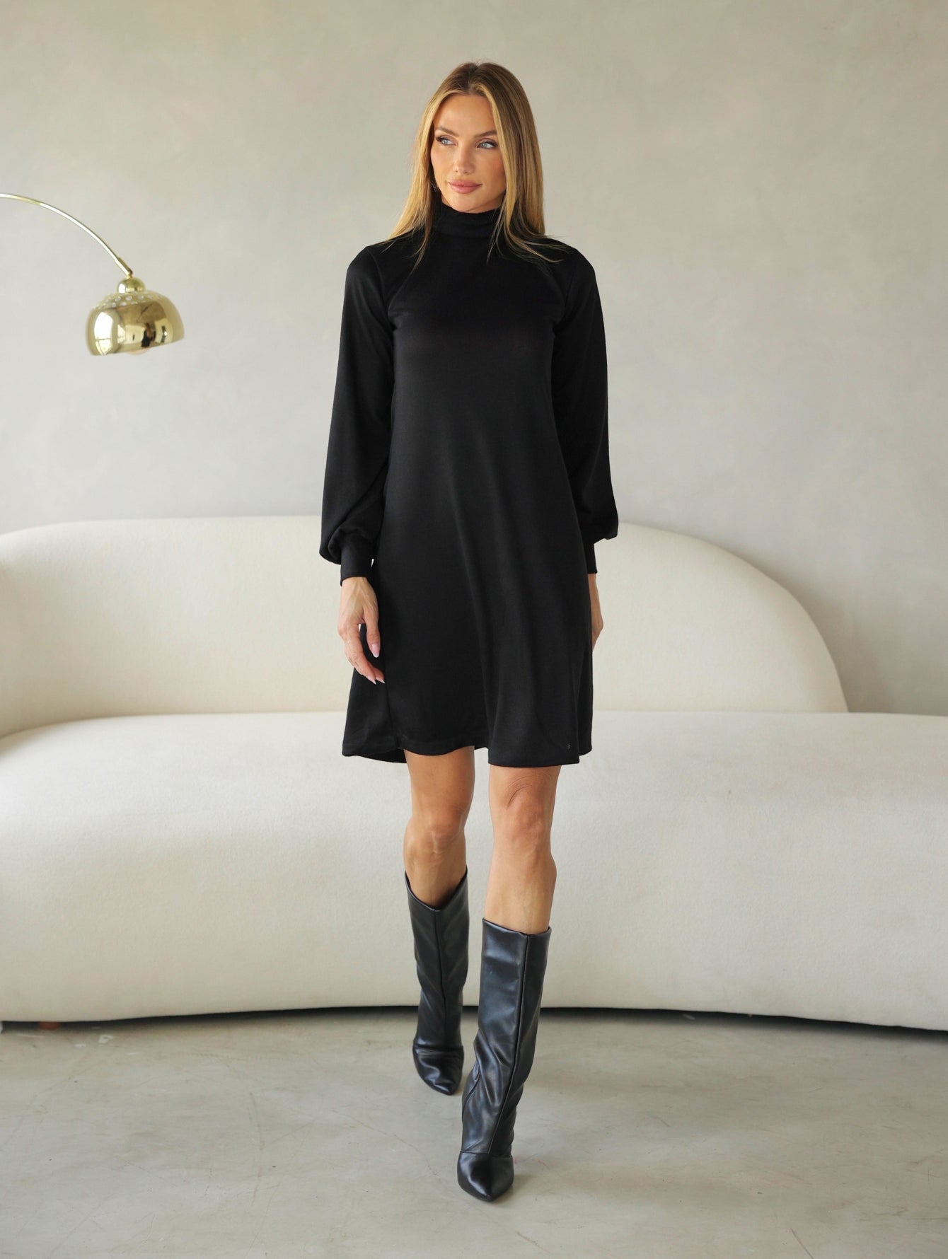 Vestido Lupita — Lanzinha Manga Longa com Gola Alta | Elegância que Veste Bem o Dia Todo