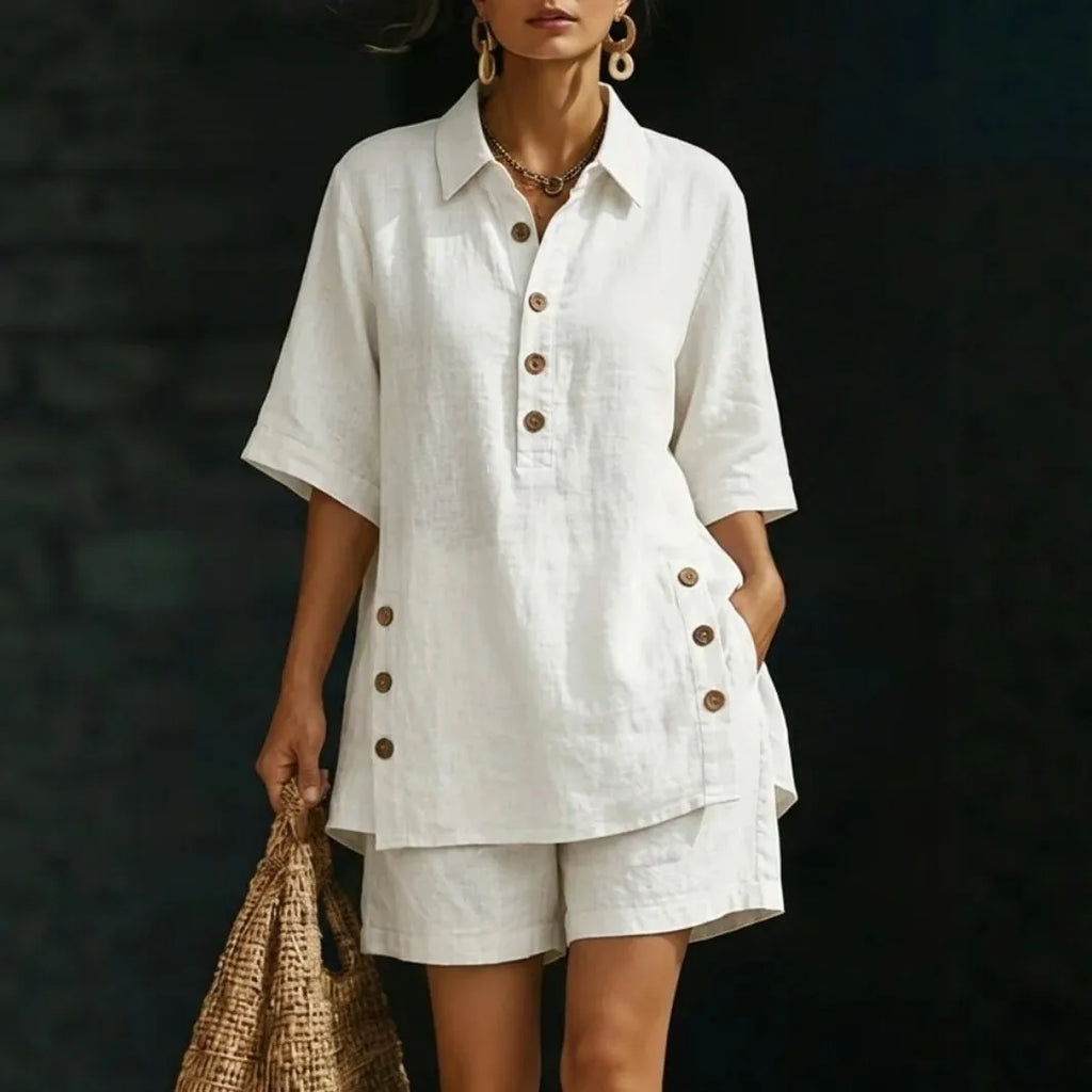 Conjunto Velena em Linho de Algodão com Gola Camisaria e Detalhe de Botões Laterais
Conjunto Velena em Linho de Algodão
Conjunto Velena