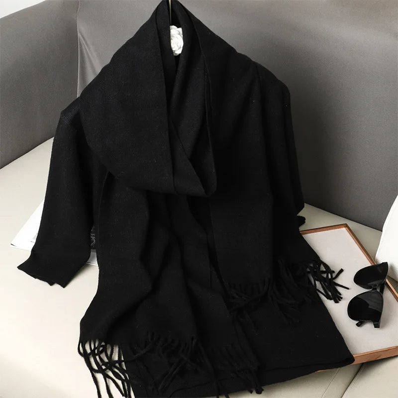Cachecol feminino preto com toque de cashmere e franjas