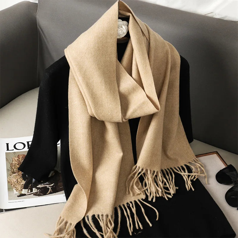 Cachecol feminino camel com toque de cashmere e franjas